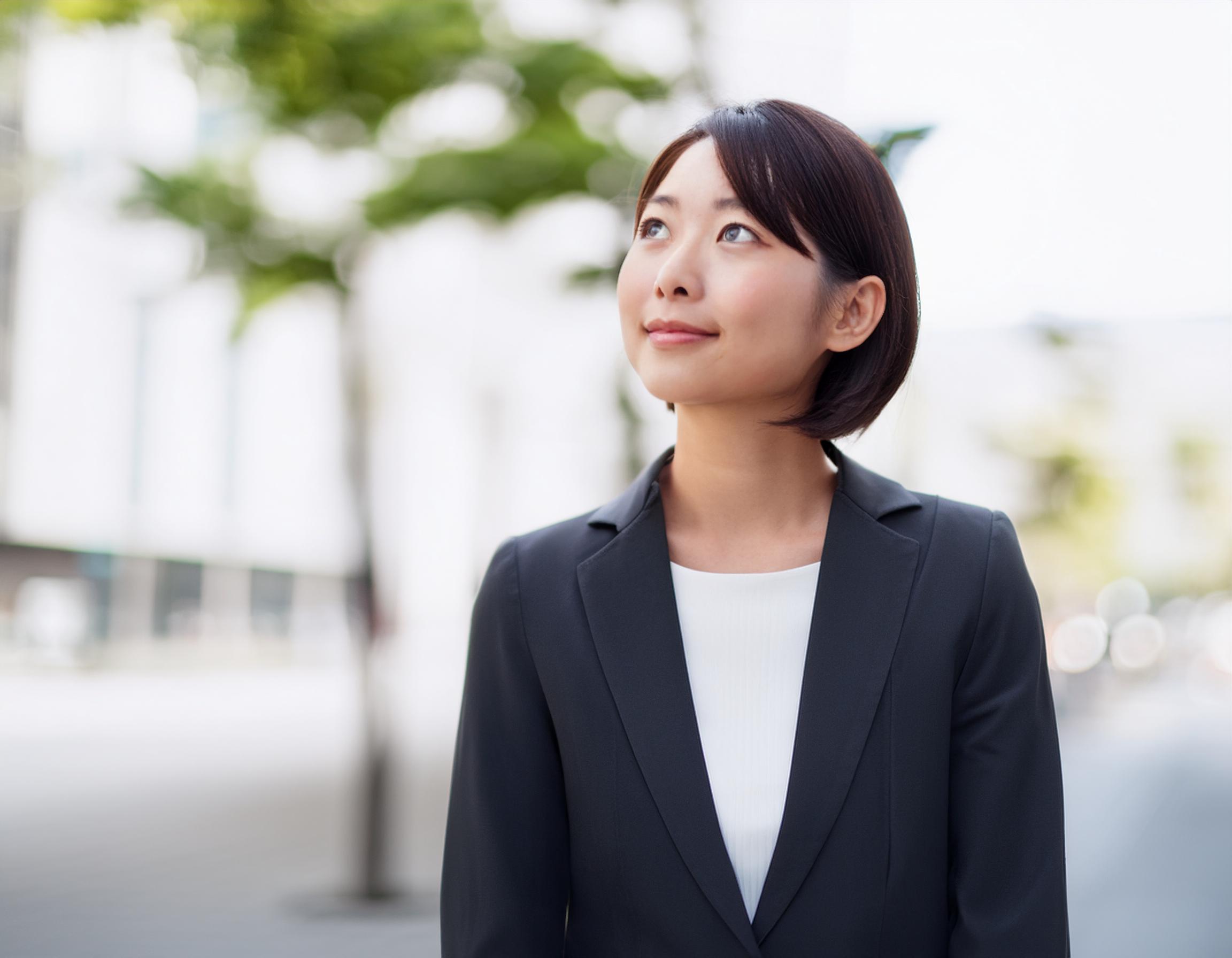 微笑んでいる様子の女性