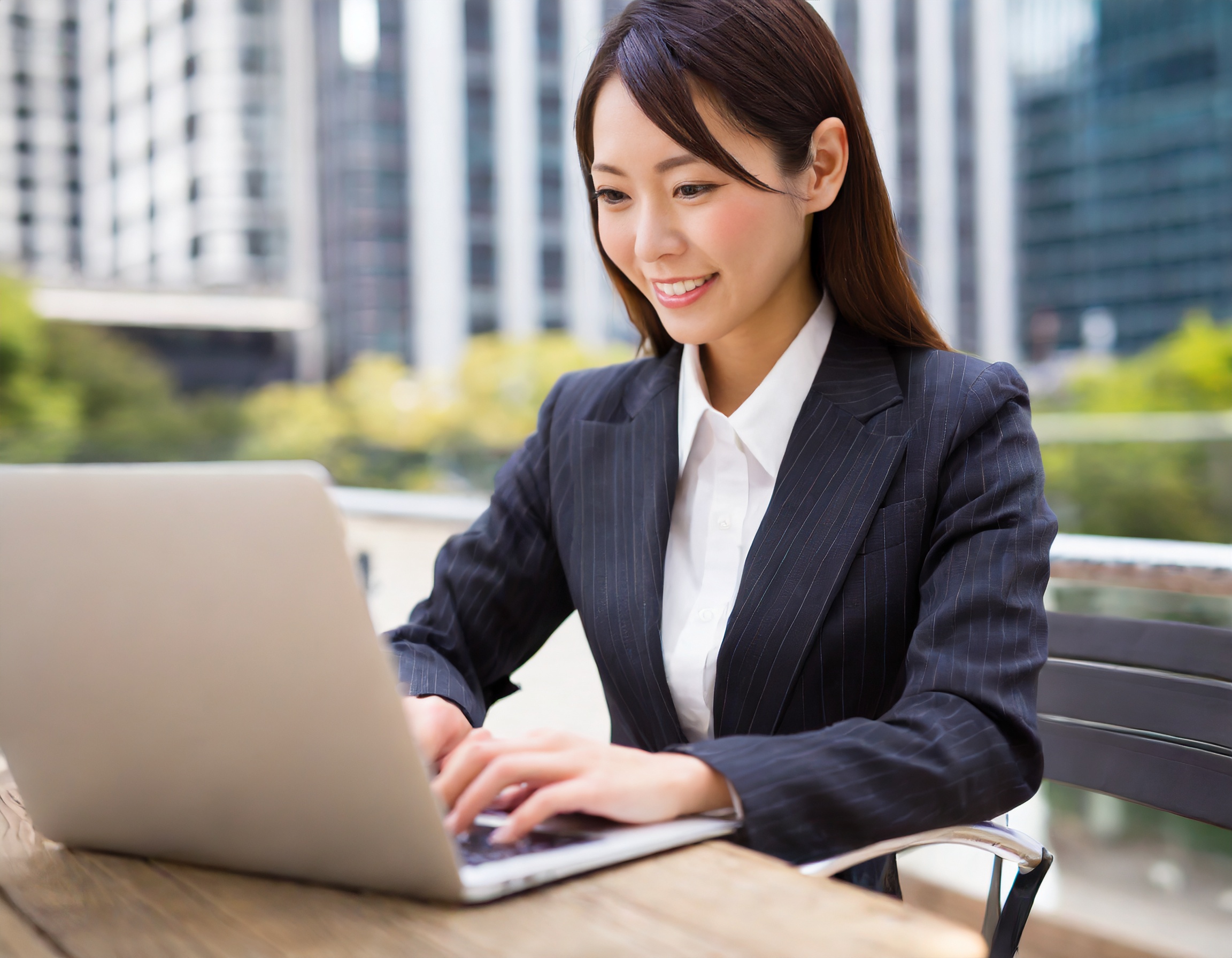 応募書類を入力している女性